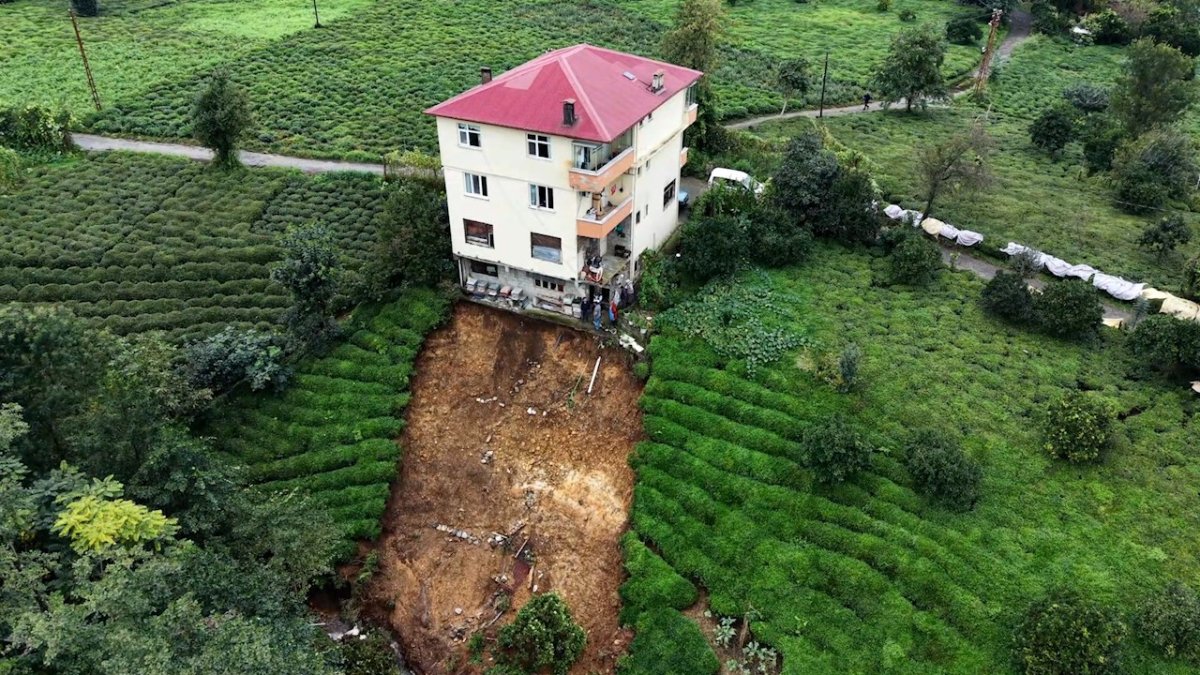 Rize'de korkutan heyelan: "Eşim 'Ev gidiyor' diye beni kaldırdı"