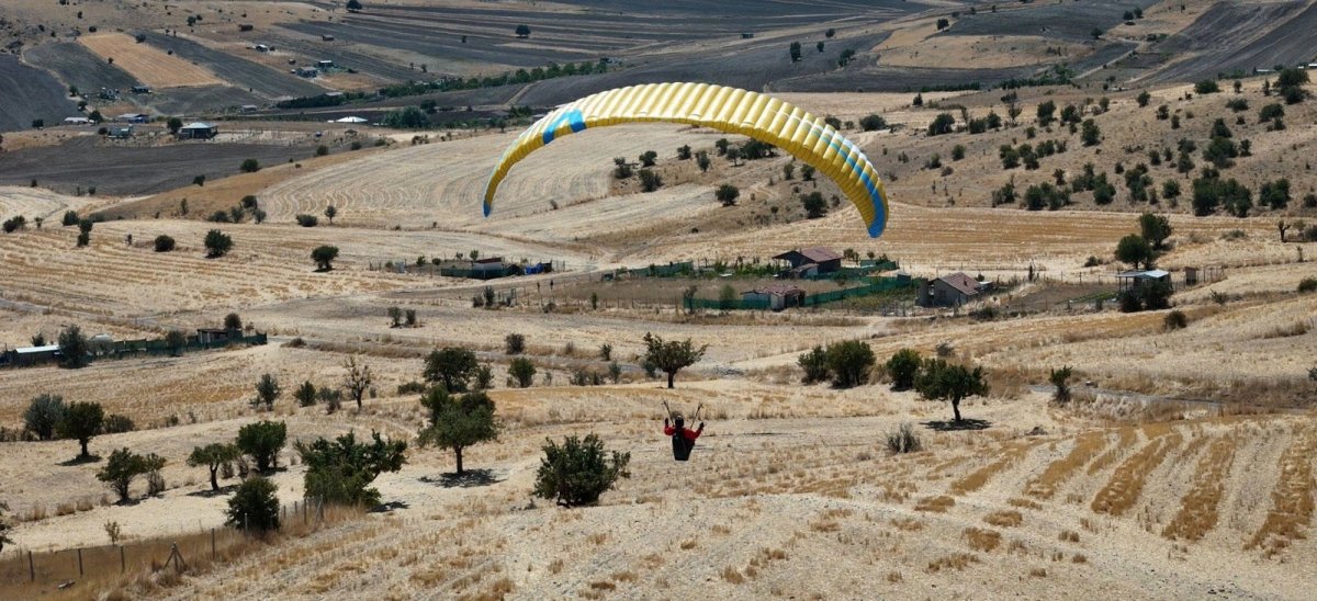 Önce Türkiye'nin zirvelerine tırmanıyor, sonra gökyüzüne süzülüyor