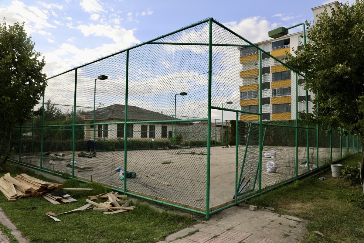 Ağrı'da tenis kortlarının zemini yenileniyor