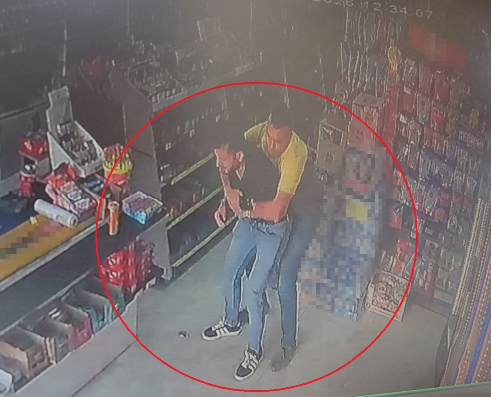 Boğazına şeker kaçan adamın ölümle burun buruna geldiği ve Heimlich manevrasıyla hayata tutunduğu anlar kamerada