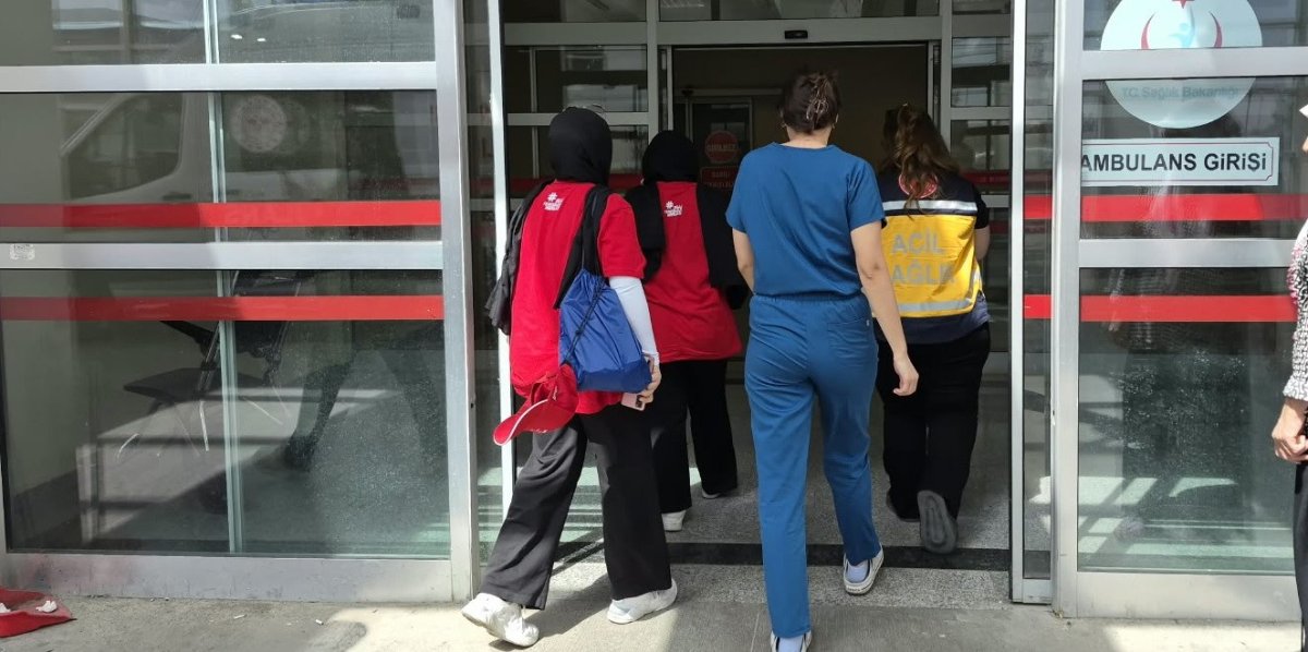 4 öğrenci yemekten zehirlendi