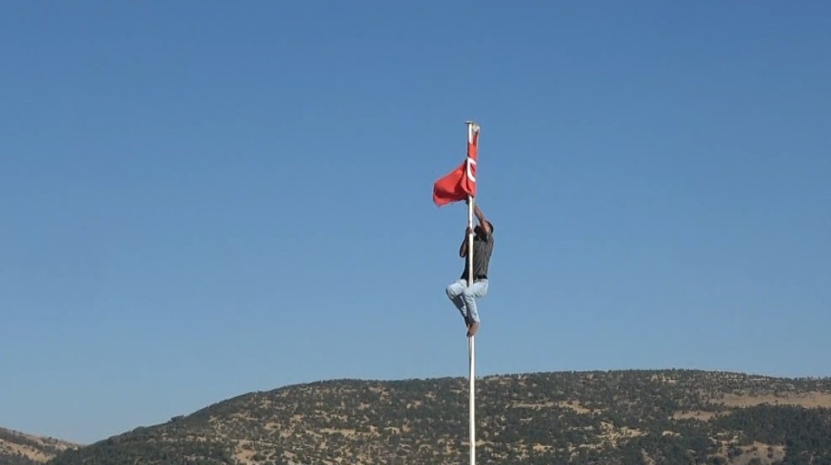 Türk bayrağını düzeltmek için direğe tırmanan gence Vali Kalaylı'dan teşekkür