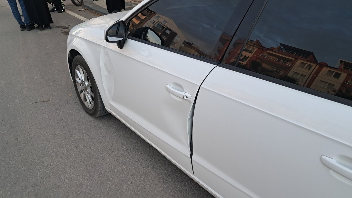 Karaman'da otomobilin kapısına çarpan motosiklet devrildi: 2 yaralı