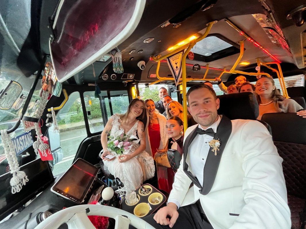 Rize'de gelin damat şehir içi minibüsle düğün salonuna gitti