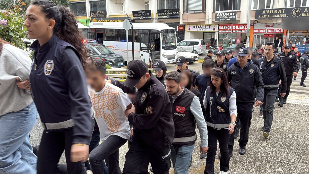 İnternetten araç satmak isteyenleri "güvenli ödeme" tuzağıyla dolandıran şahıslara operasyon: 18 gözaltı