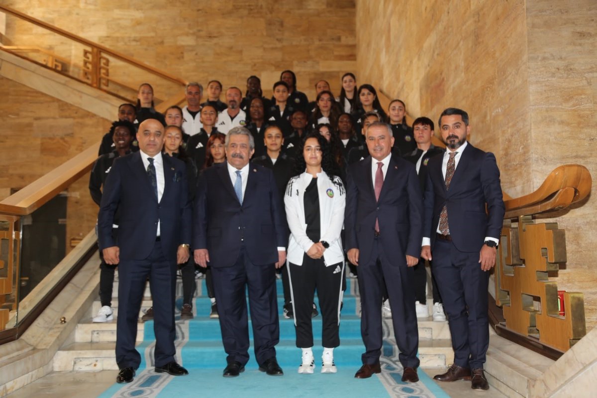 Yüksekova Spor Kulübü'nden MHP Genel Başkan Yardımcısı Yıldız'a ziyaret
