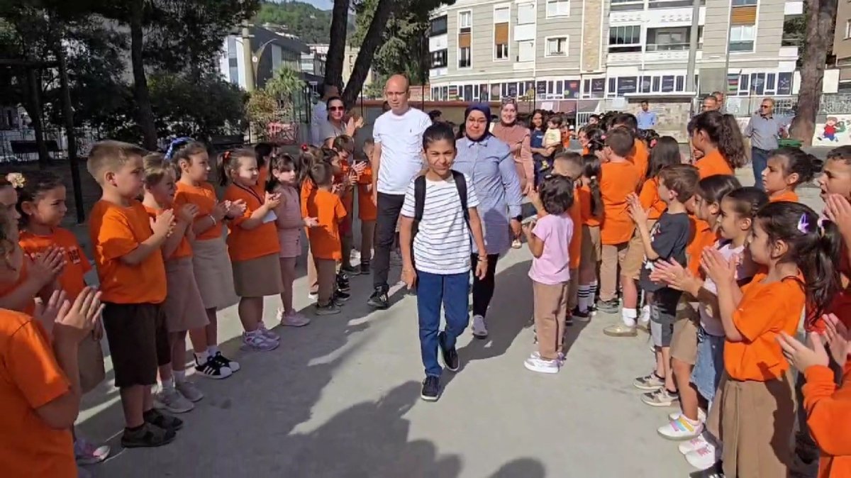 Lösemiyi yenen Talha, iki yıl sonra okulu ve arkadaşlarıyla buluştu