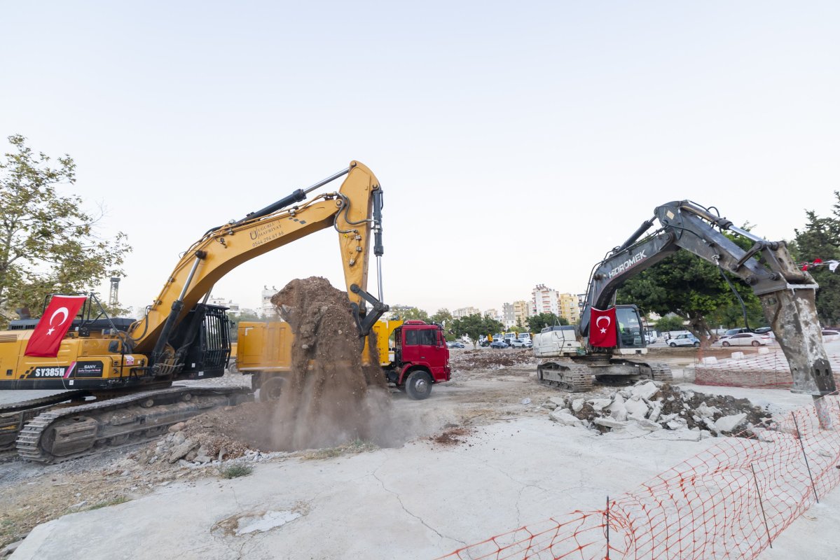 Mersin'de 138 milyon liralık kent meydanının temeli atıldı