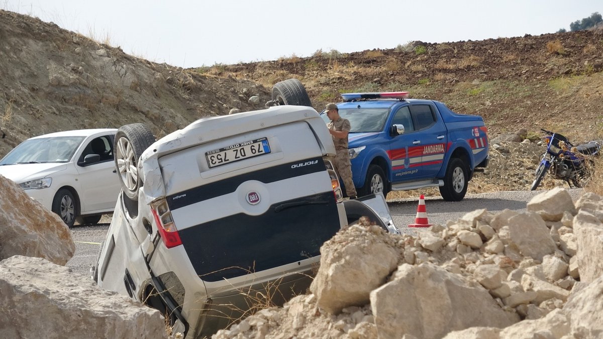 Kilis'te kamyon ile hafif ticari araç çarpıştı: 3 ağır yaralı
