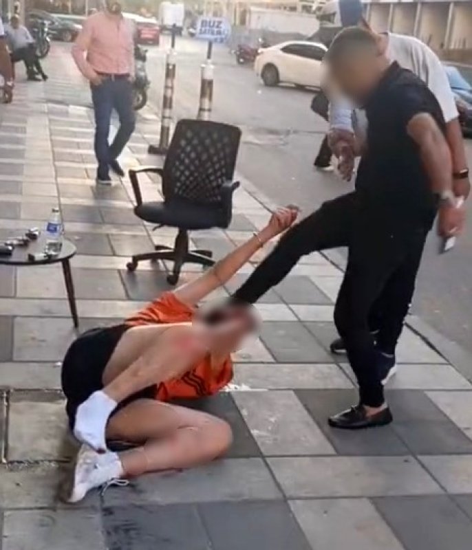 Kilis'te cadde ortasında tekme tokat darp anları kamerada