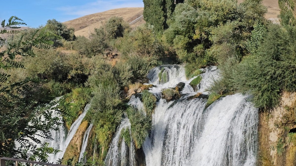 İranlı turistlerden Muradiye Şelalesi’ne büyük ilgi