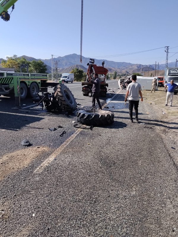 Oltu-Ardahan yolunda feci kaza: 2'si ağır 3 yaralı