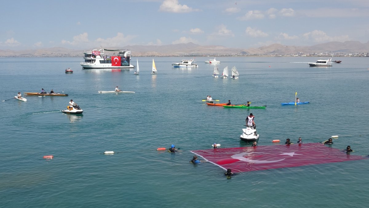 Van’da GölFest heyecanı: Türk bayrağıyla flyboard gösterisi nefes kesti