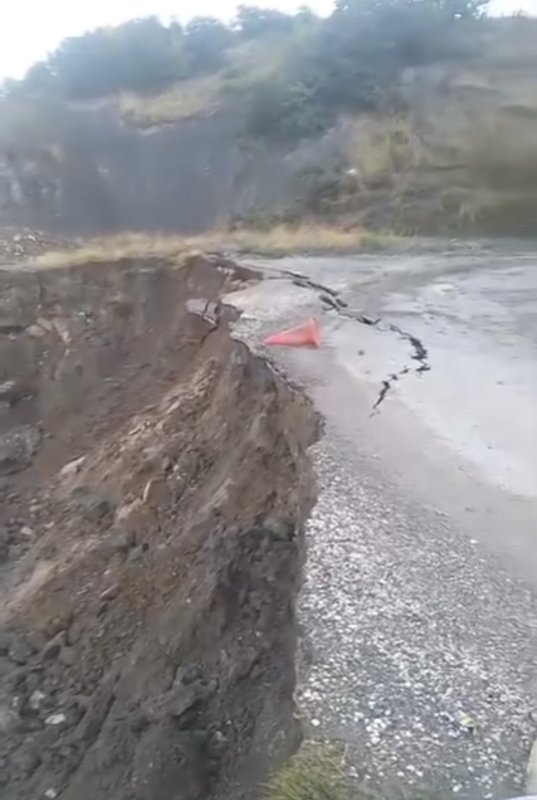 Tokat'ta sağanak sonrası köy yolu çöktü, çökme anı kamerada