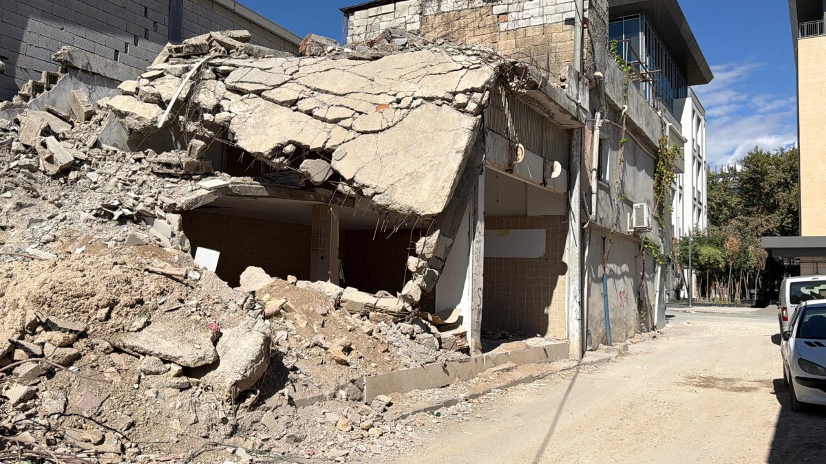 Adıyaman'da hasarlı binalar korkutuyor