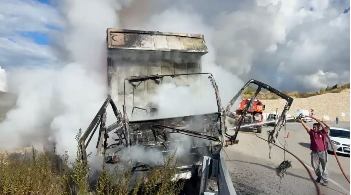 Antalya'da yanan kamyonun sürücüsü, karşıdan gelen araçları görünce aracı bariyerlere sürmüş