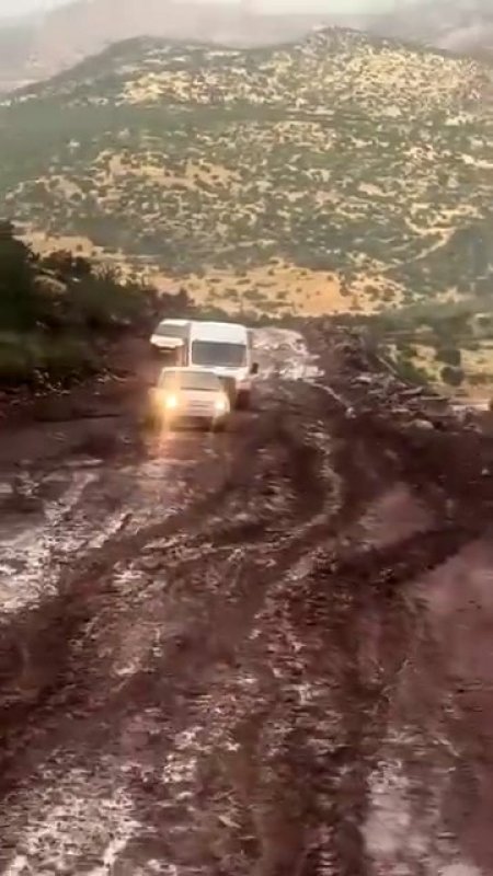 Siirt'te yağış sonrası yollar çamura döndü, araçlar yolda kaldı
