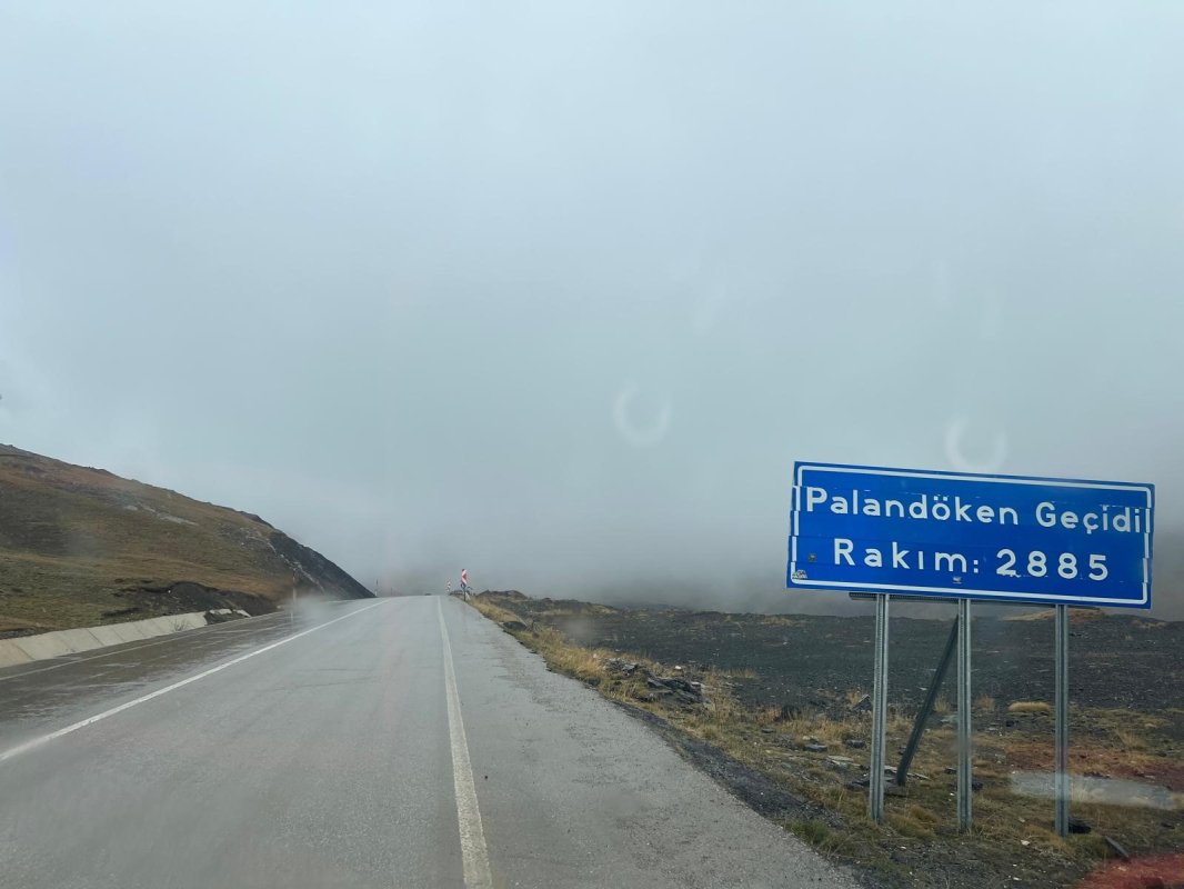 Erzurum'un yüksek kesimlerinde kar yağışı ve yoğun sis etkili oluyor