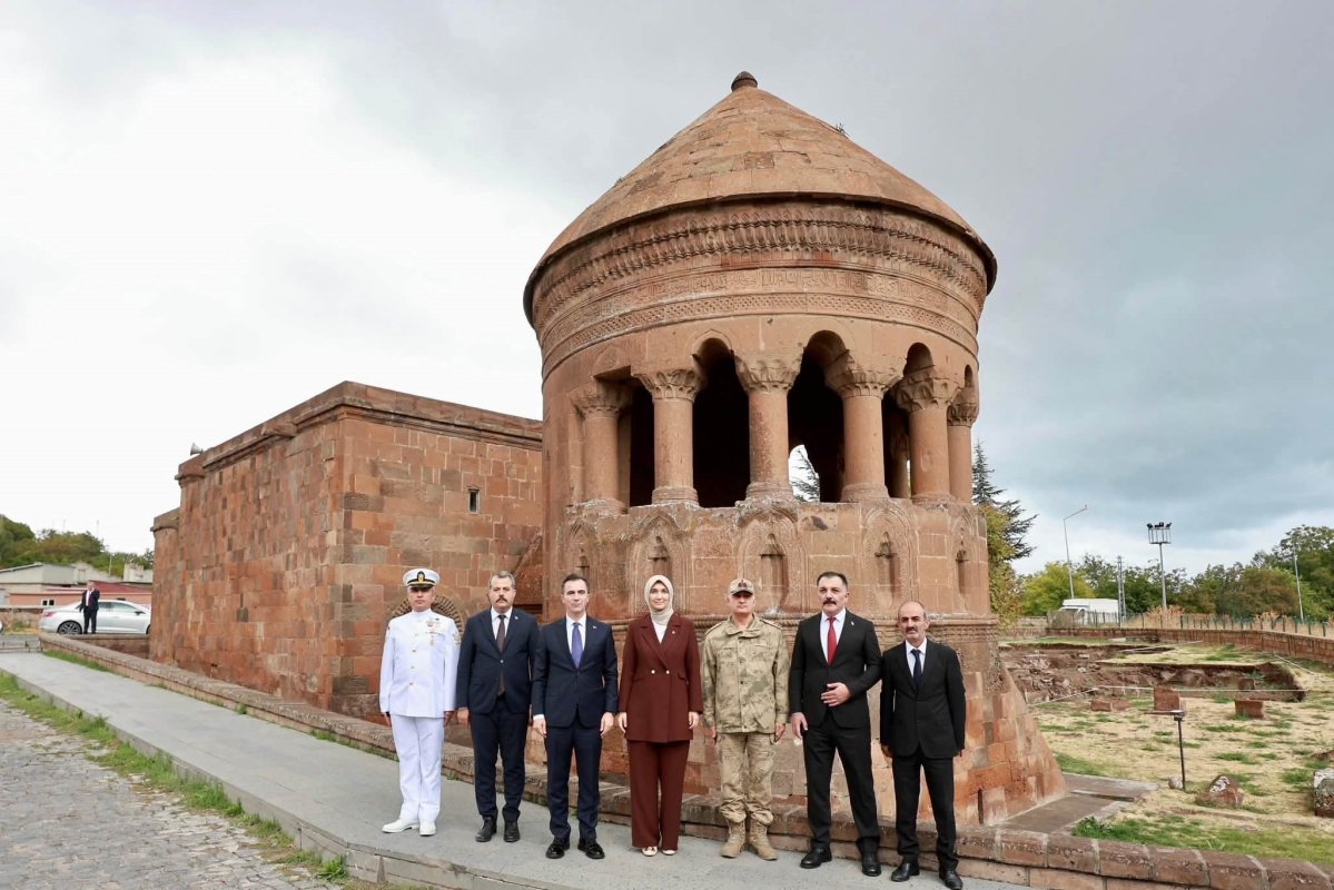 İçişleri Bakan Yardımcısı Kübra Güran Yiğitbaşı, Ahlat'ın tarihi mekanlarına ziyaret etti