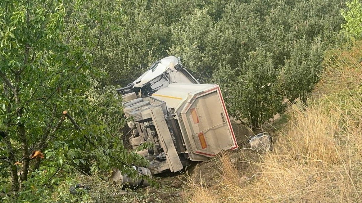 Isparta'da kum yüklü tır elma bahçesine devrildi, sürücü hayatını kaybetti