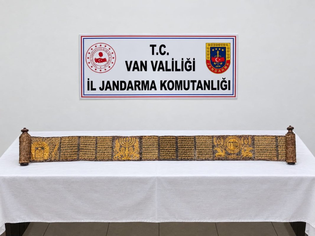 Van'da jandarmadan tarihi eser operasyonu: Altın yaldız işlemeli Tevrat ele geçirildi