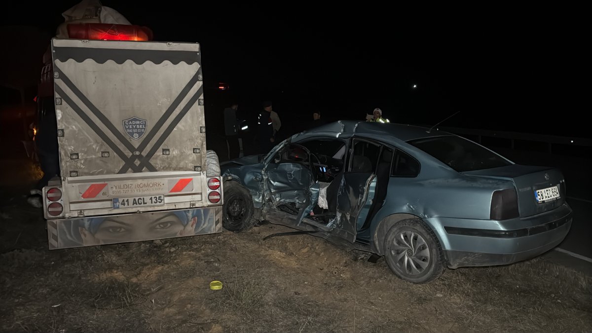 Mevsimlik işçileri taşıyan minibüsle otomobil çarpıştı: 2 yaralı