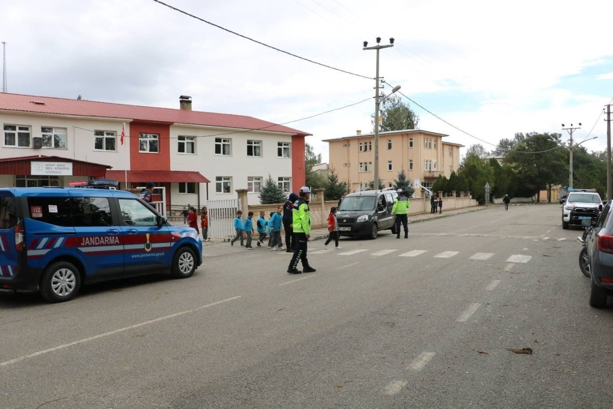 Köy okullarının çevrelerinde güvenlik tedbirleri artırıldı