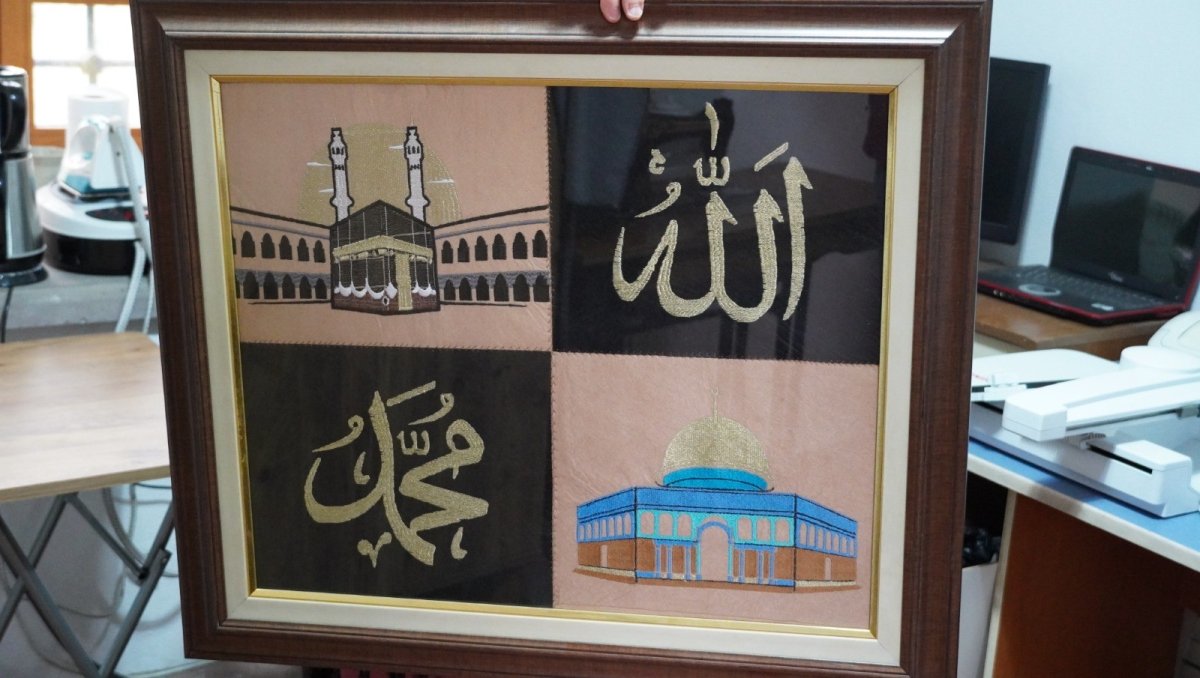 Rüyasında gördüğü manevi tasarımı 200 bin batışla nakışa dönüştürdü