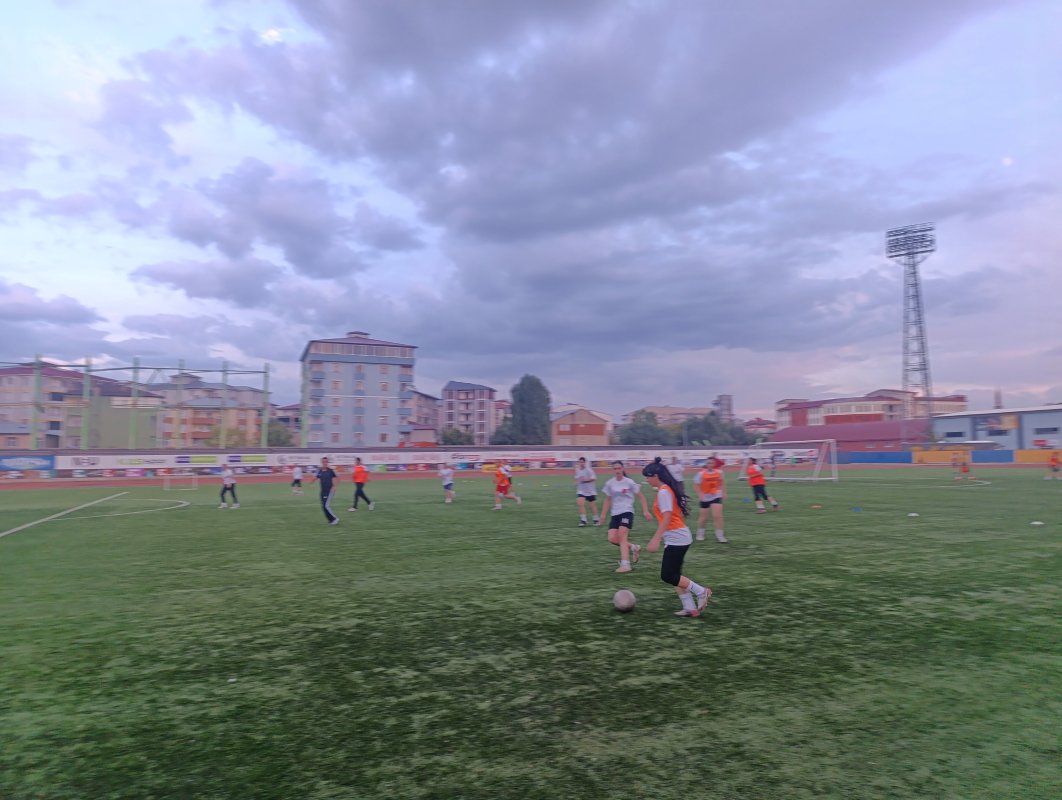Ağrı Kadın Futbol Takımı, Vali Bozkurt’un desteğiyle 1. Lig hedefliyor