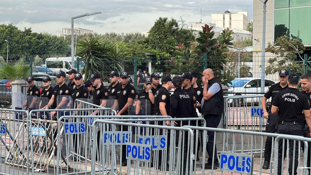 Mersin'deki operasyonda 3 başkanla birlikte 59 şüpheli adliyeye sevk edildi