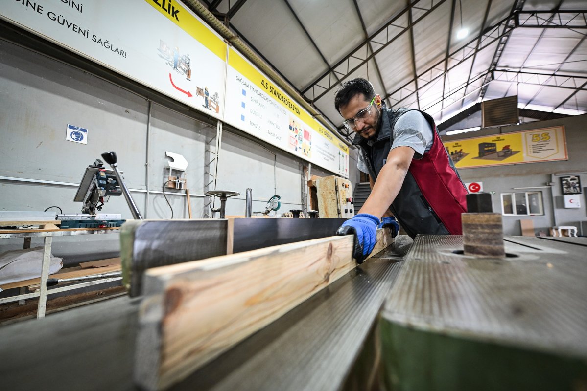 Mersin Büyükşehir Belediyesinin atölyelerinde üretim ve tasarruf bir arada