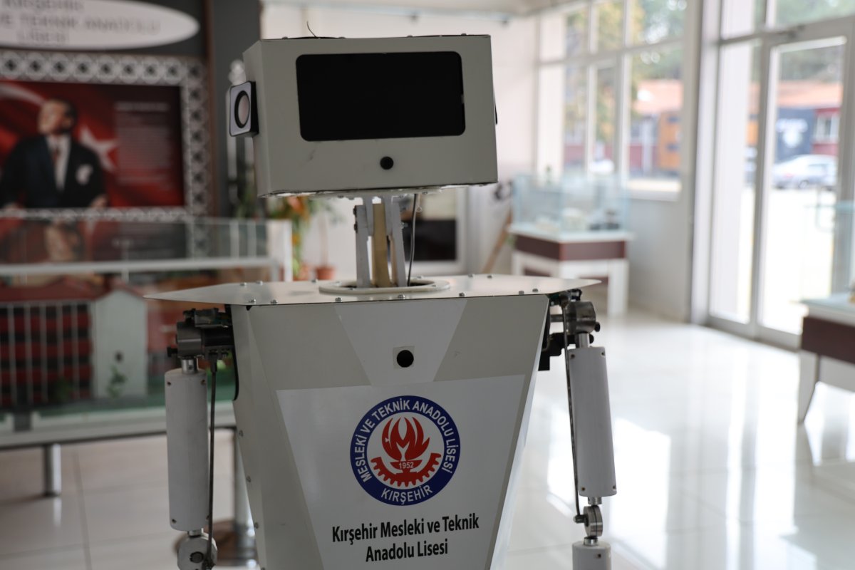 Kırşehir'de meslek lisesi öğrencileri endüstriyel robot kol üretimine başladı