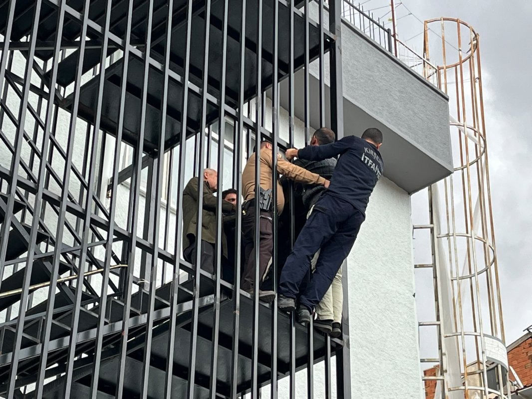 Tarihi çarşının merdivenlerine çıktı, korkulu anlar yaşattı