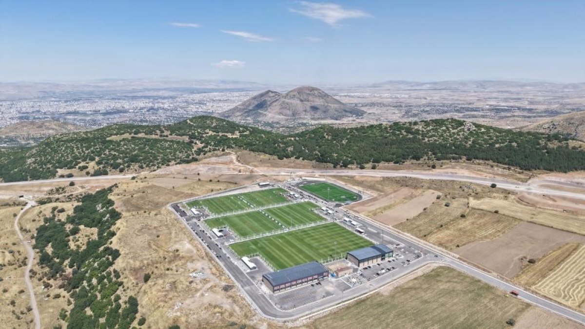 Deniz seviyesinden bin 850 metre yükseklikteki Yüksek İrtifa Kamp Merkezi 40 takımı ağırladı