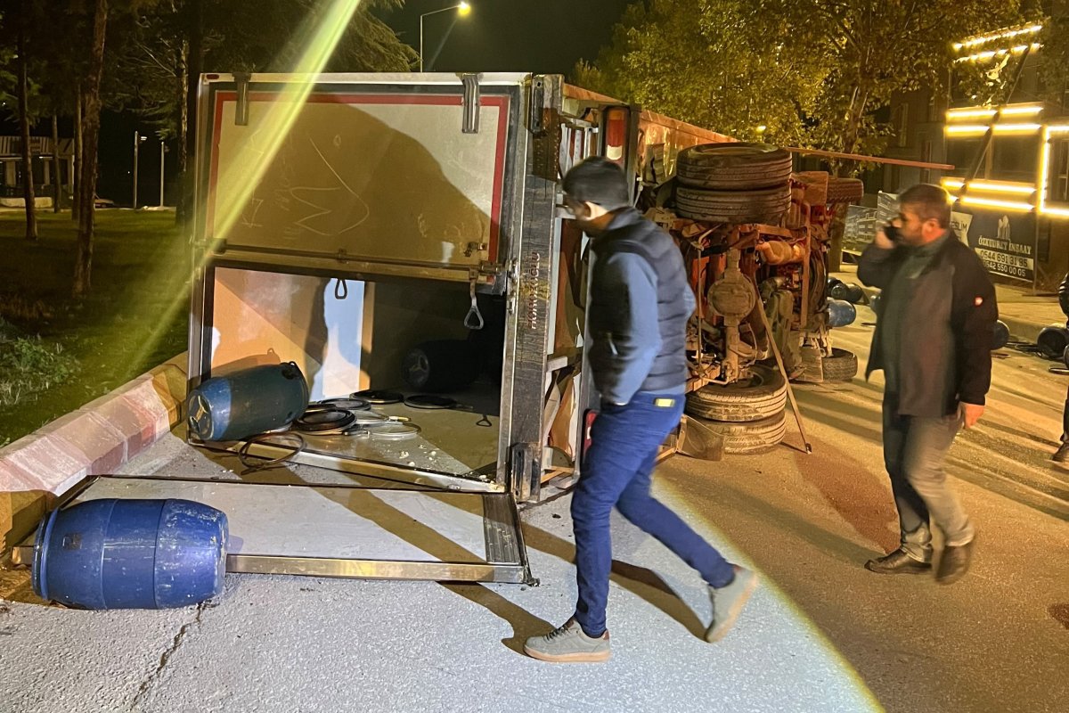 Merzifon'da kamyonetle otomobil çarpıştı: 3 yaralı