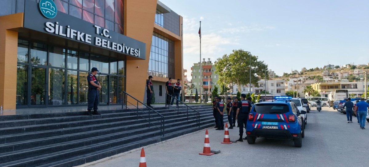 Silifke Belediyesi'ndeki imar ve ruhsat işlemlerine soruşturma: 7 şüpheli gözaltında