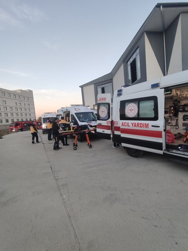 Keşan'da polisten kaçan kamyonet iş yeri duvarına çarptı: 5 yaralı