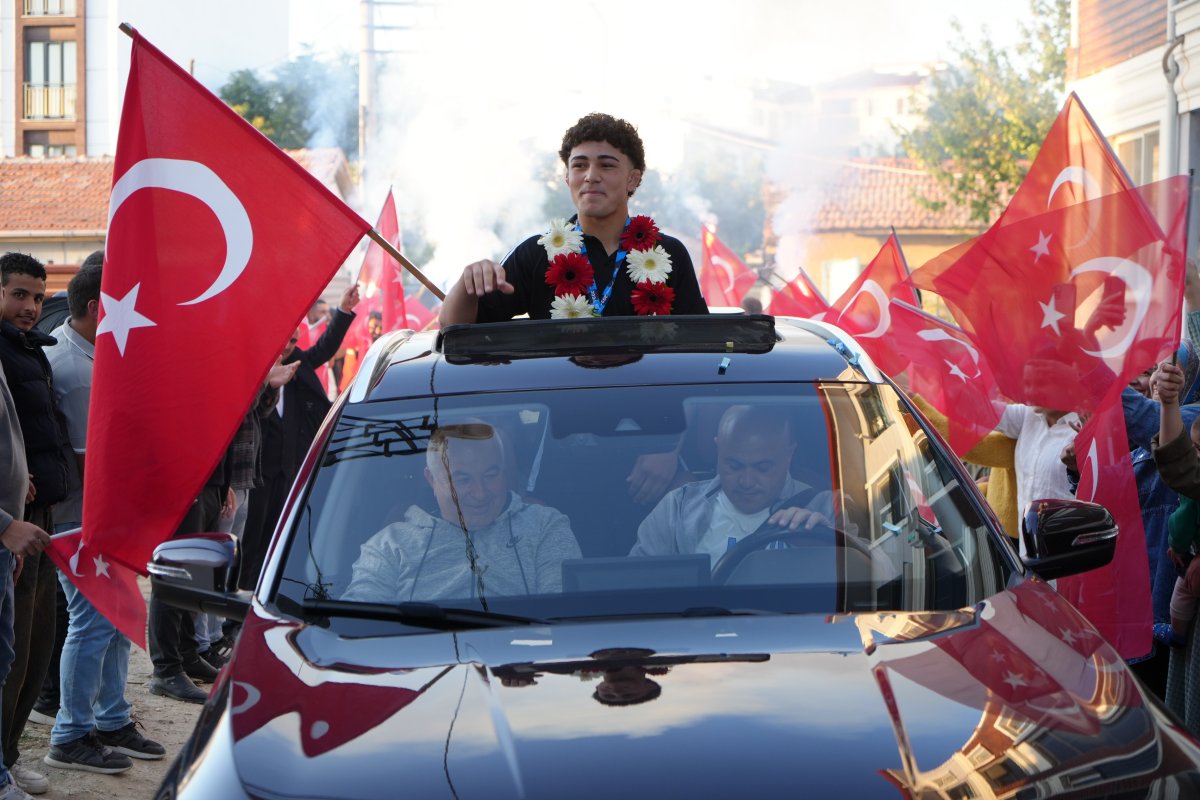 15 yaşındaki Balkan şampiyonuna Edirne'de coşkulu karşılama