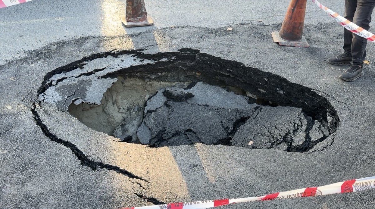 Beşiktaş’ta ana caddede yol çöktü, trafik aksadı