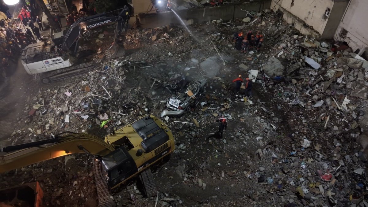 Maltepe'de enkaz altında kalan araç havadan görüntülendi