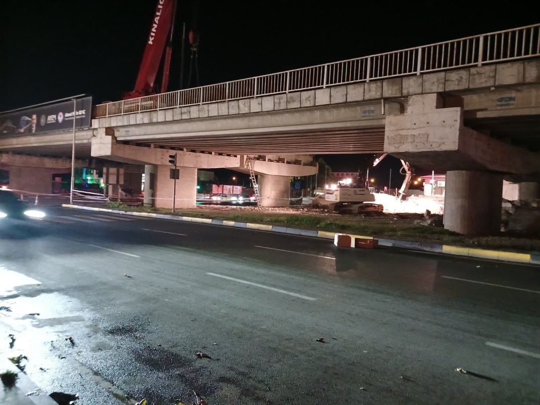 Reşadiye Viyadüğü'nde yıkım çalışmaları gece gündüz devam ediyor