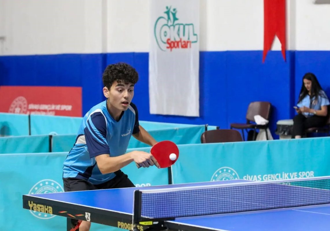 Sivas’ta genç raketler şampiyonluk için yarıştı