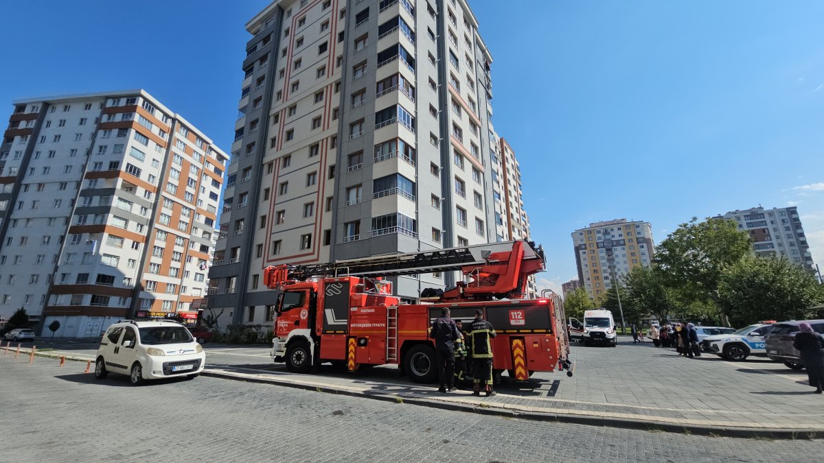 Apartmanda yangın paniği: 1 kişi dumandan etkilendi