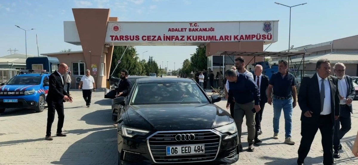 Özgür Özel, Mersin'de tutuklu belediye başkanlarıyla görüştü