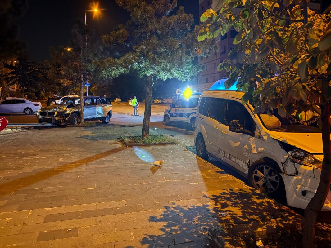 Kayseri’de hafif ticari araç SUV ile çarpıştı: 4 yaralı