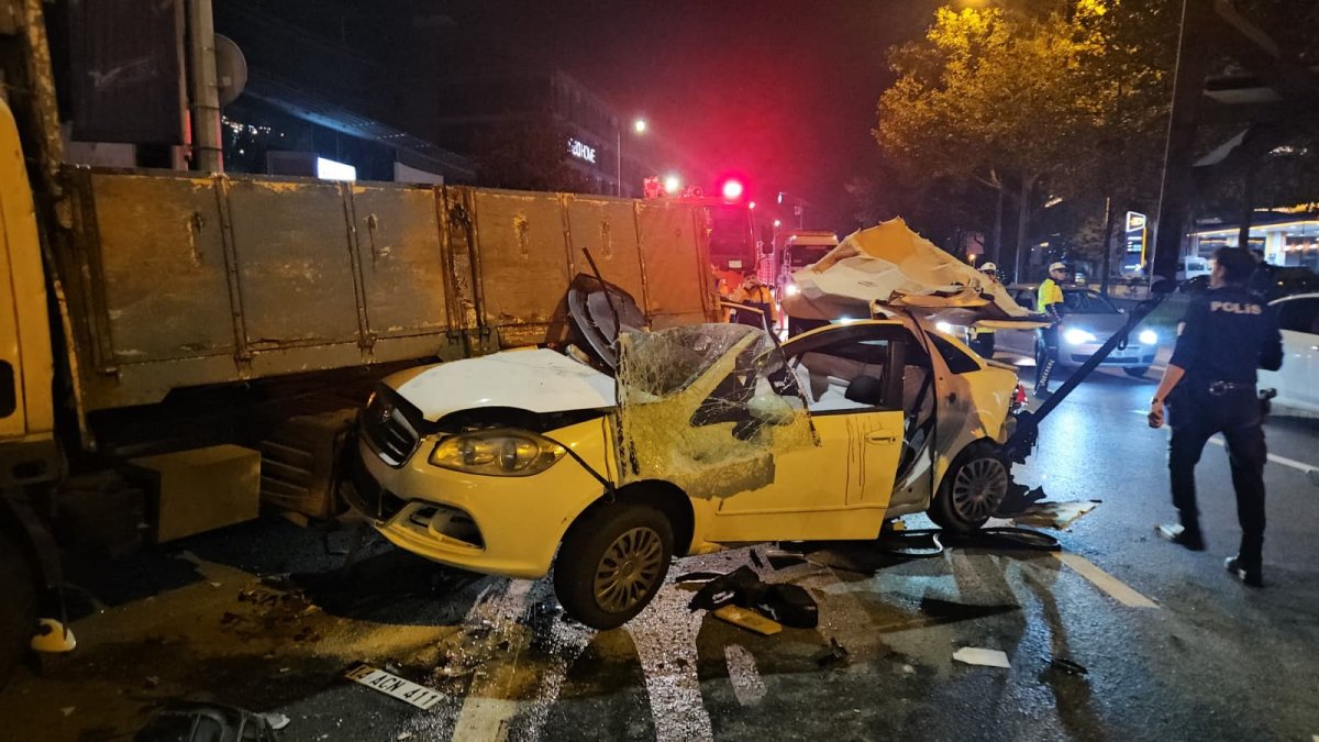 Beyoğlu’nda makas atan alkollü sürücü kamyonun altına girdi: 3 yaralı