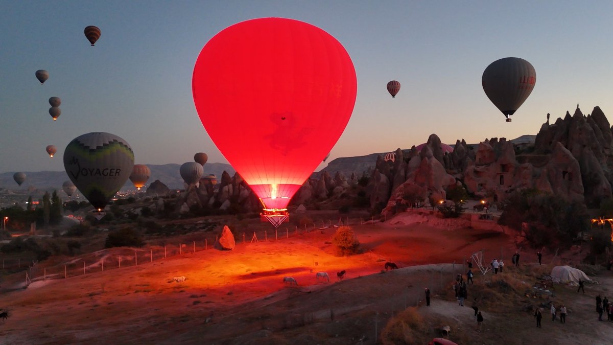 Kapadokya’da sıcak hava balonları Gazze için havalandı