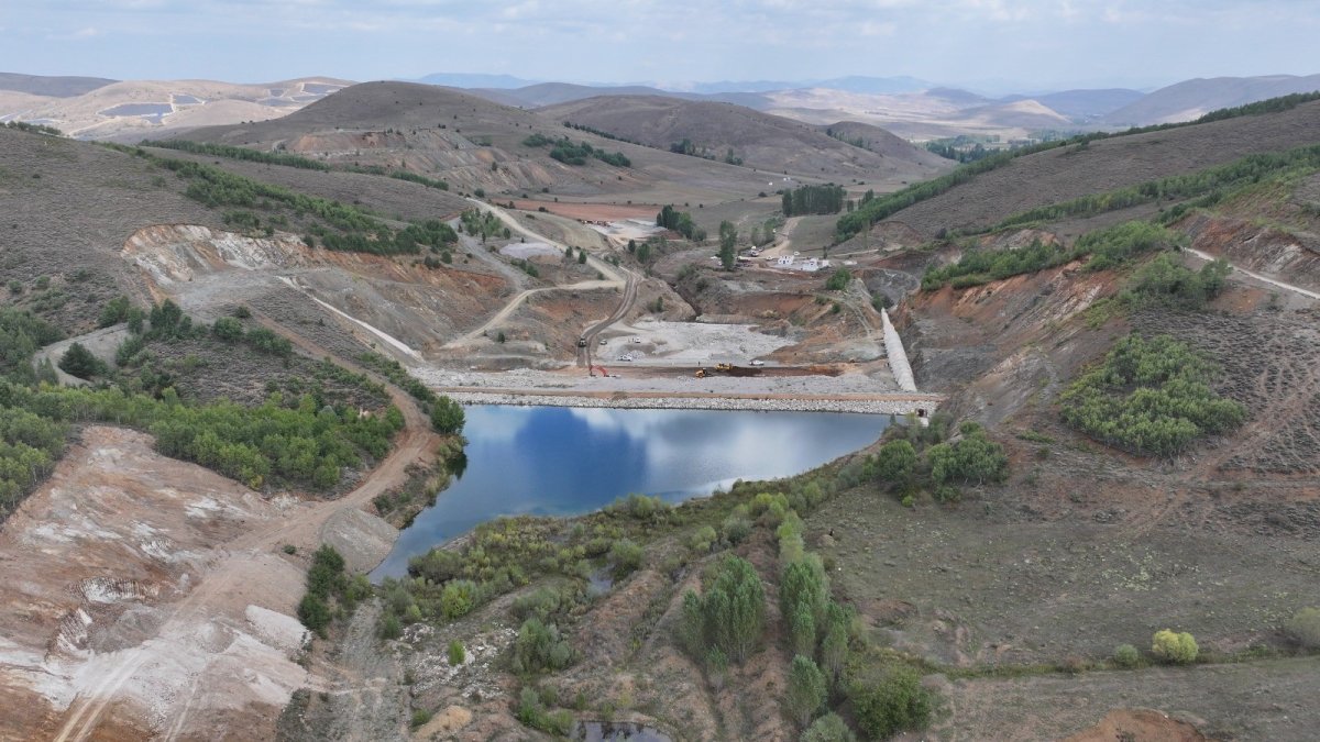 Bayburt Petekli Göleti’nde gövde dolgu çalışmaları sürüyor