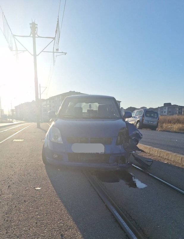 Eskişehir'de tramvay yolu üzerinde araç kazası