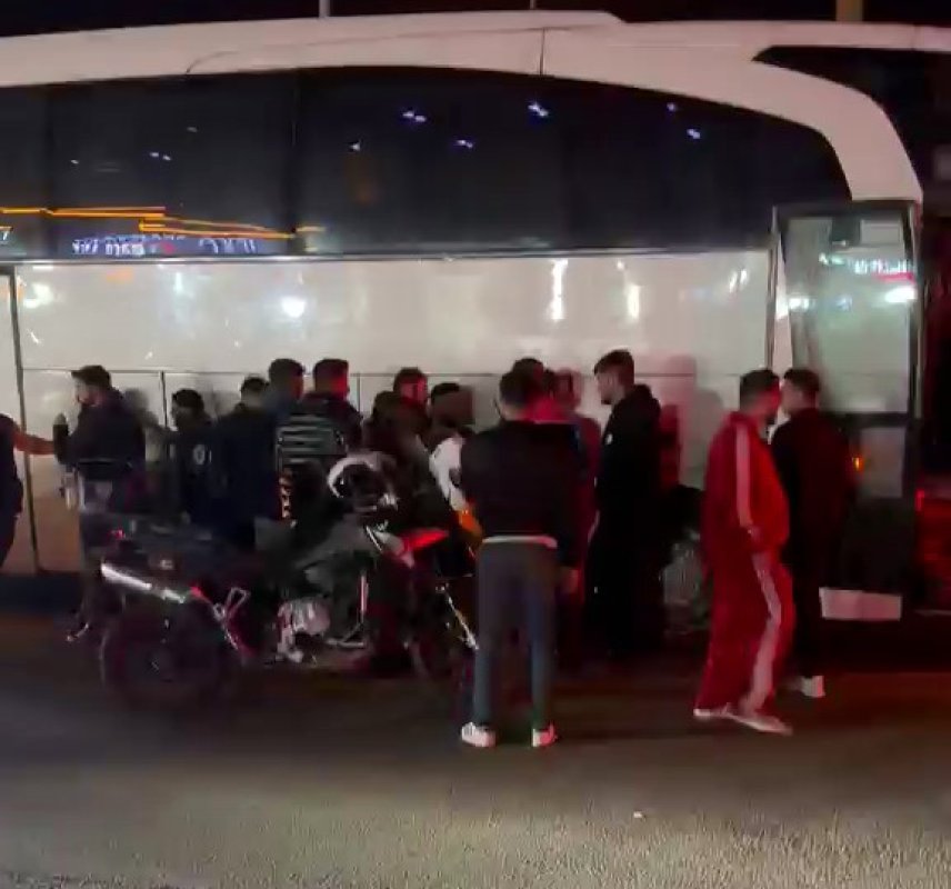 Durdurulan otobüsün bagajından kaçak göçmenler çıktı
